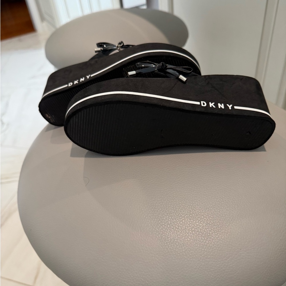 DKNY Black Flip Flop Sandals - Picture 4 of 5